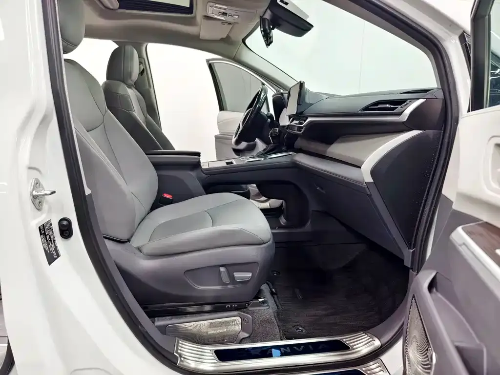 Toyota Granvia — фото 10