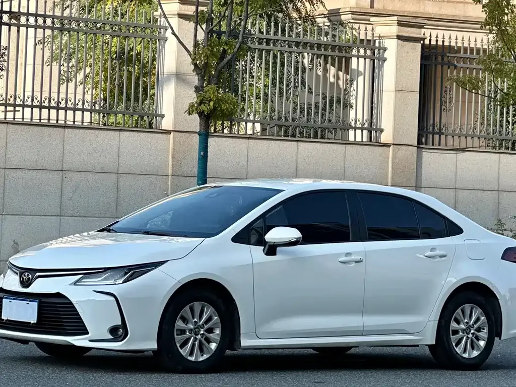 Toyota Corolla — фото 1