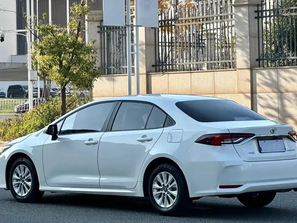 Toyota Corolla — фото 5