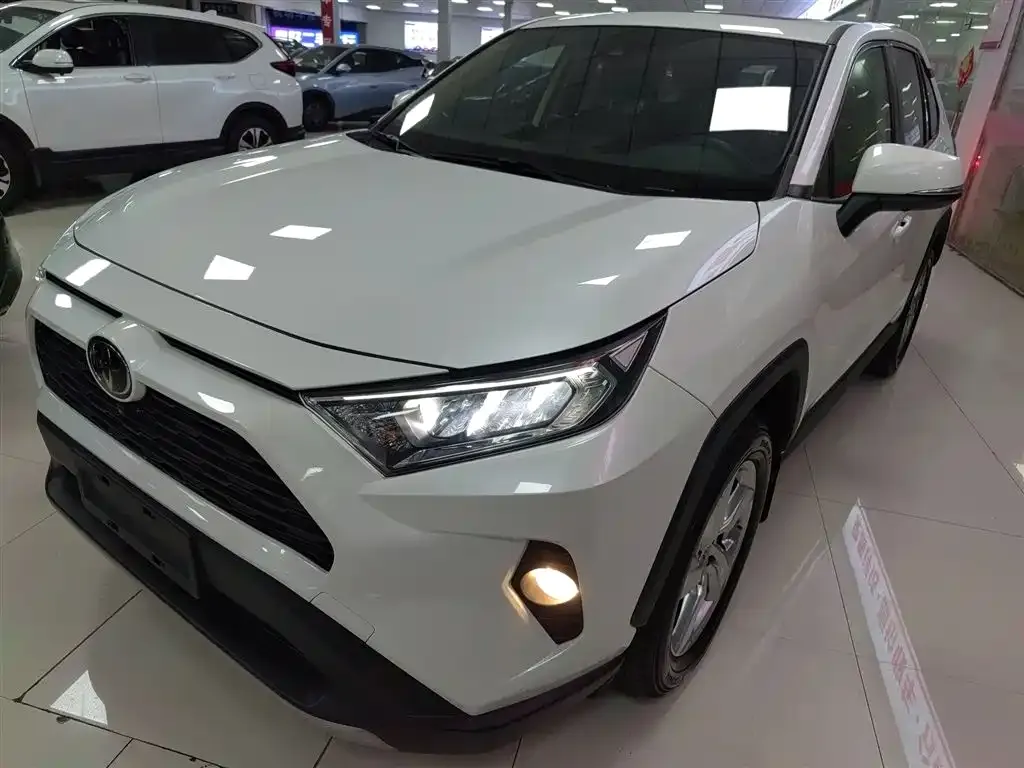Toyota RAV4 — фото 1
