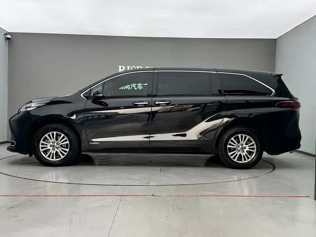 Toyota Sienna — фото 4