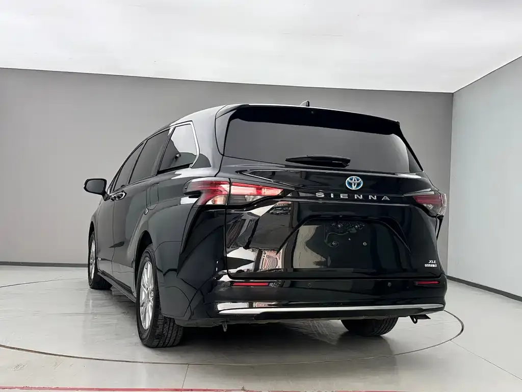 Toyota Sienna — фото 5