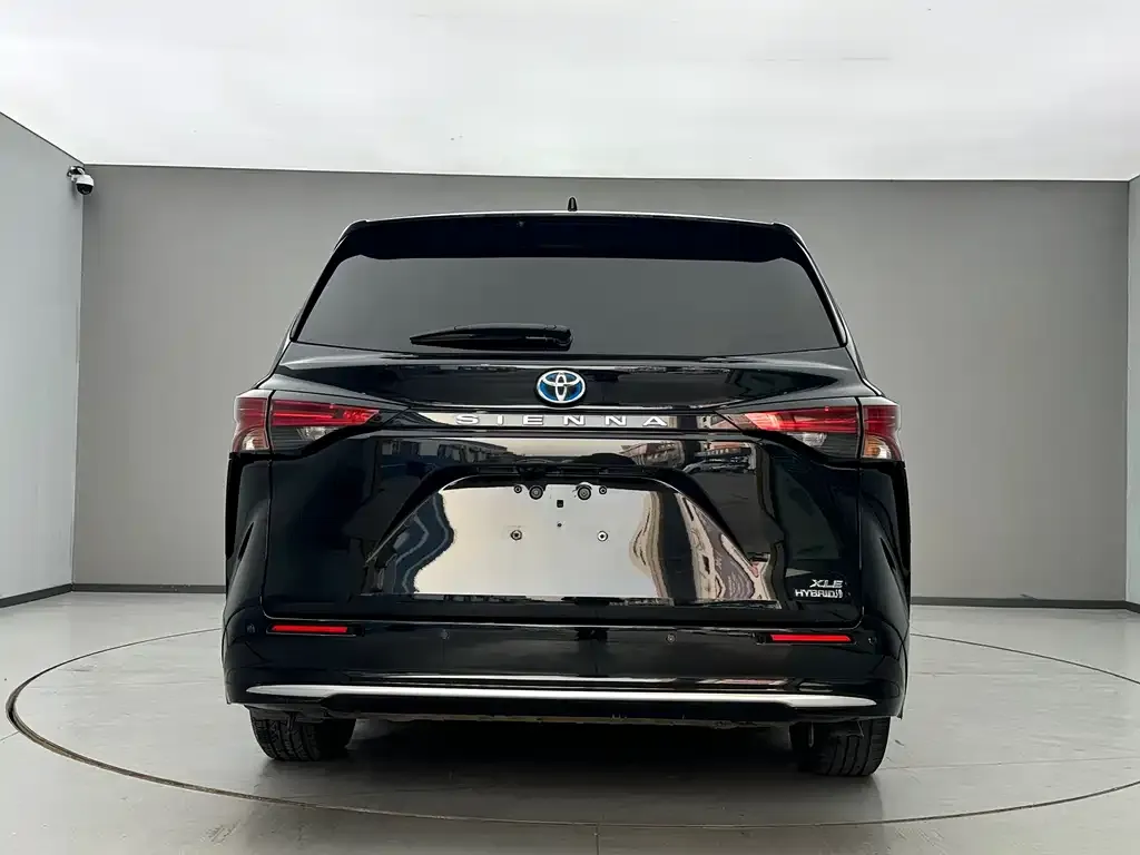 Toyota Sienna — фото 2