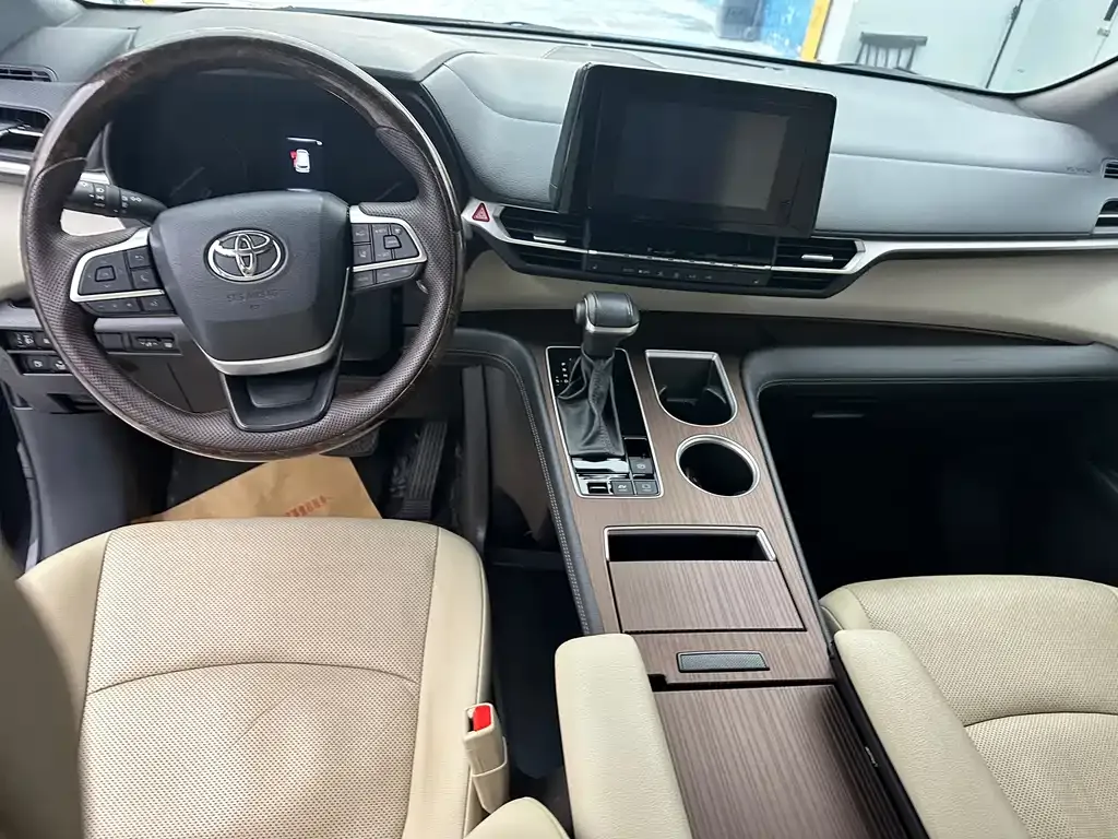 Toyota Sienna — фото 10