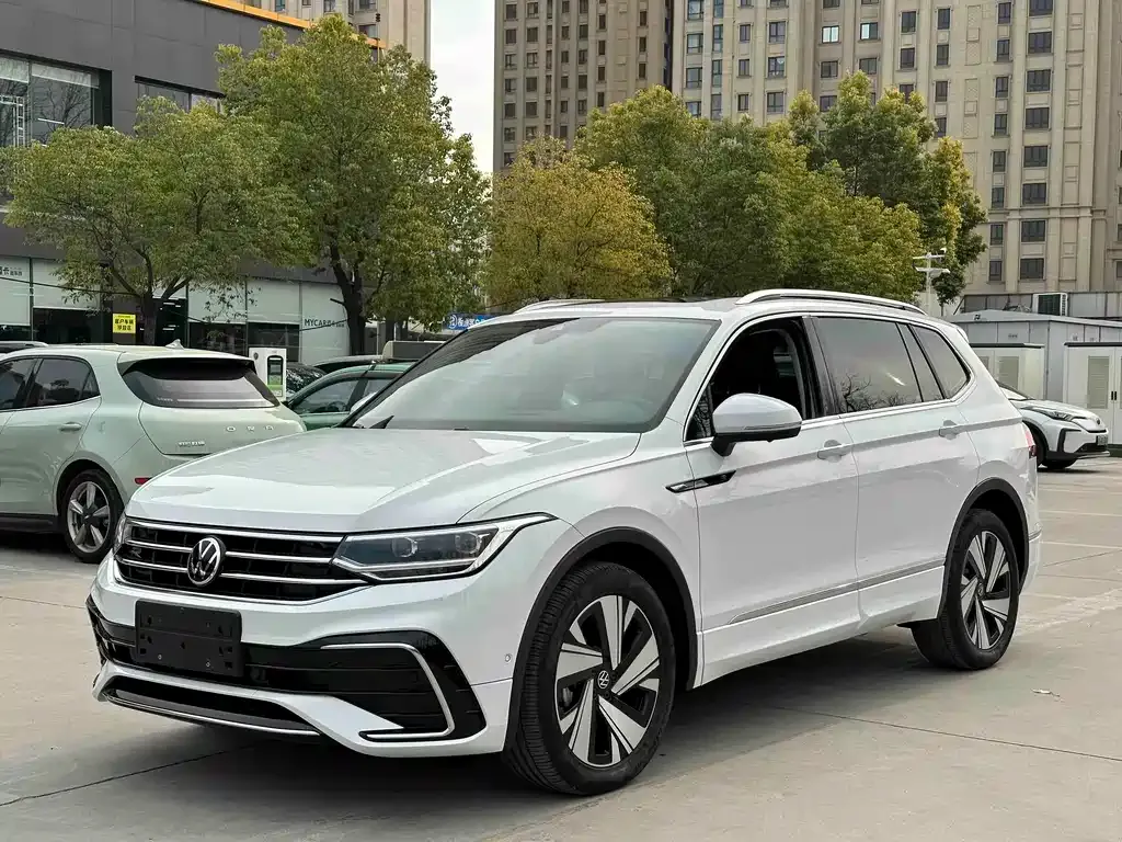 Volkswagen Tiguan L — фото 1