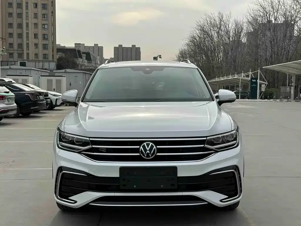 Volkswagen Tiguan L — фото 2