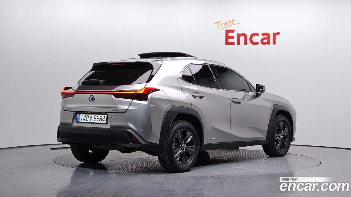 Lexus UX — фото 2