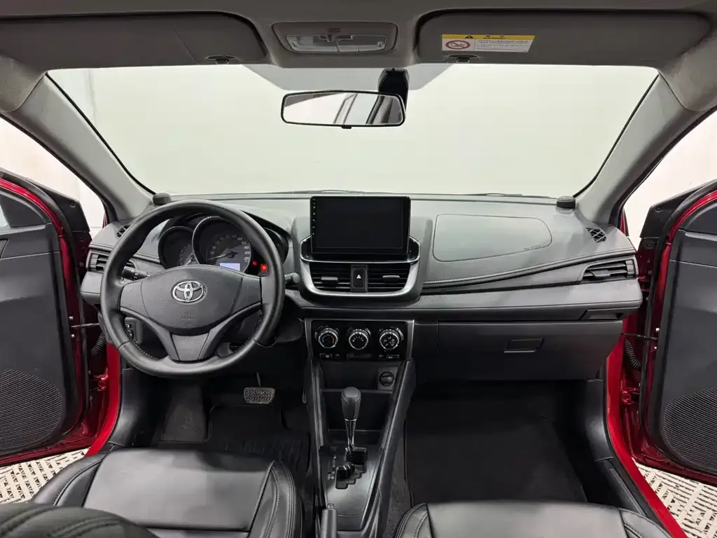 Toyota Yaris L — фото 2