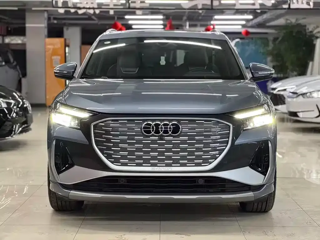 Audi Q4 e-tron — фото 1