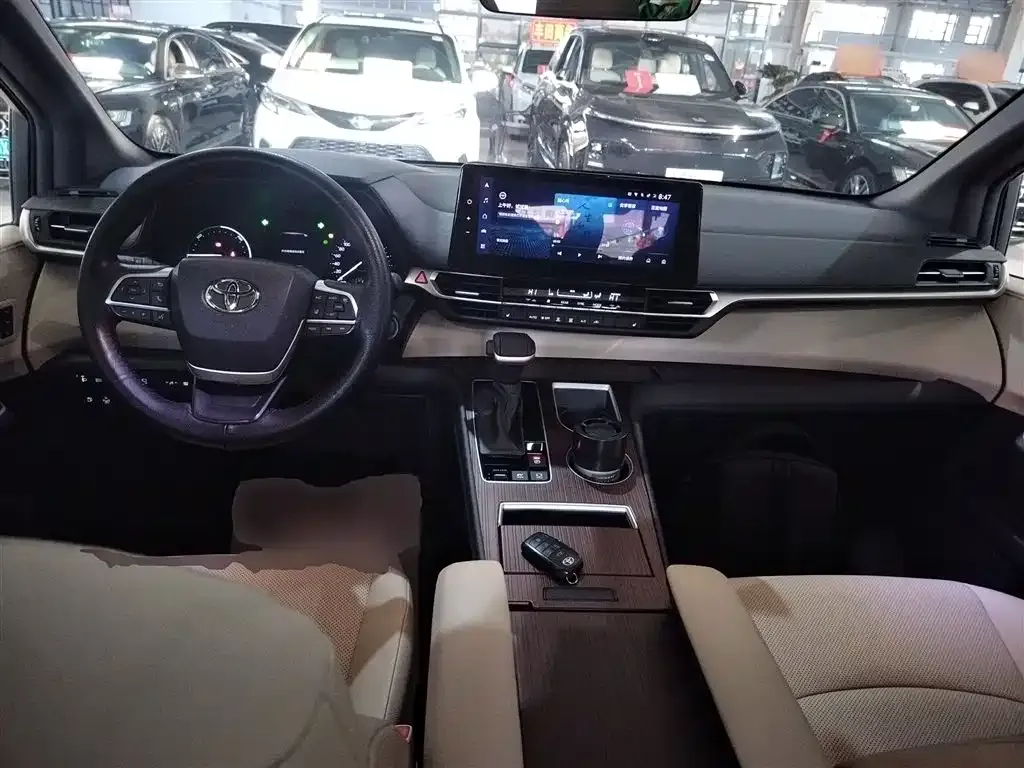 Toyota Granvia — фото 8