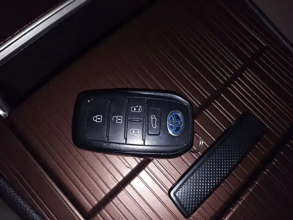 Toyota Granvia — фото 2