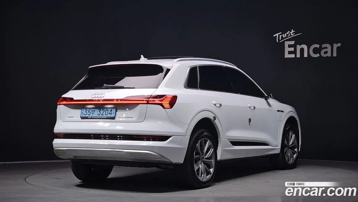 Audi e-tron — фото 4