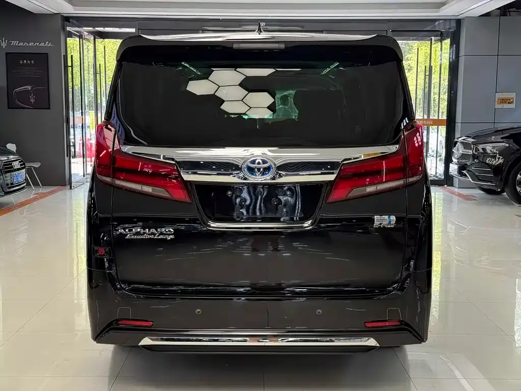 Toyota Alphard — фото 6