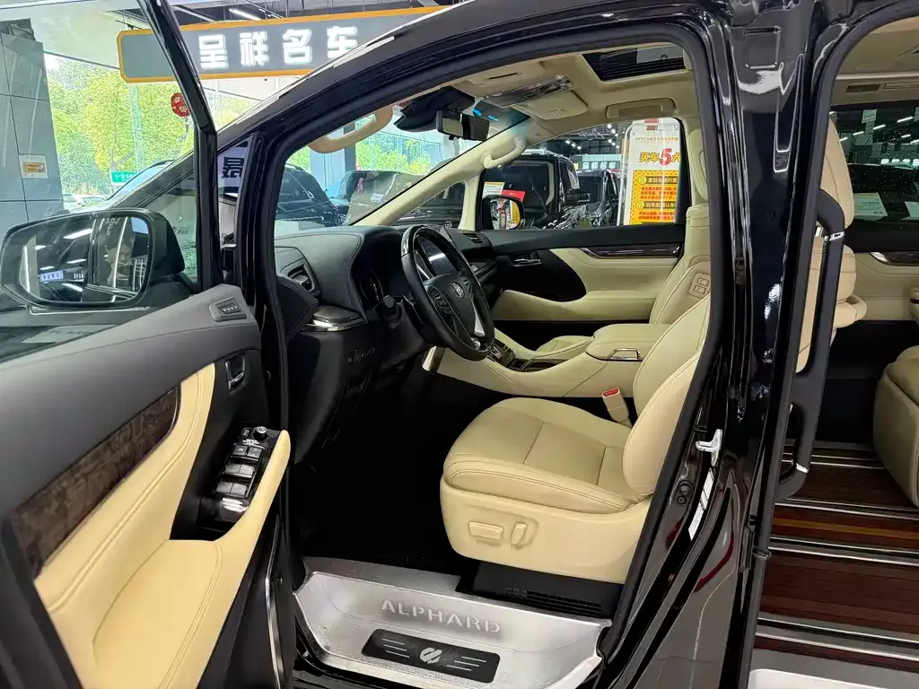Toyota Alphard — фото 7