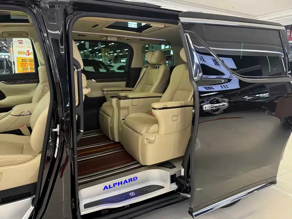 Toyota Alphard — фото 9