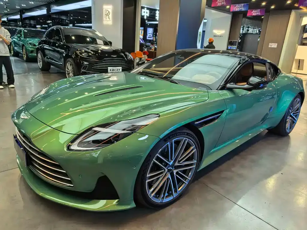 Aston Martin DB12 — фото 1