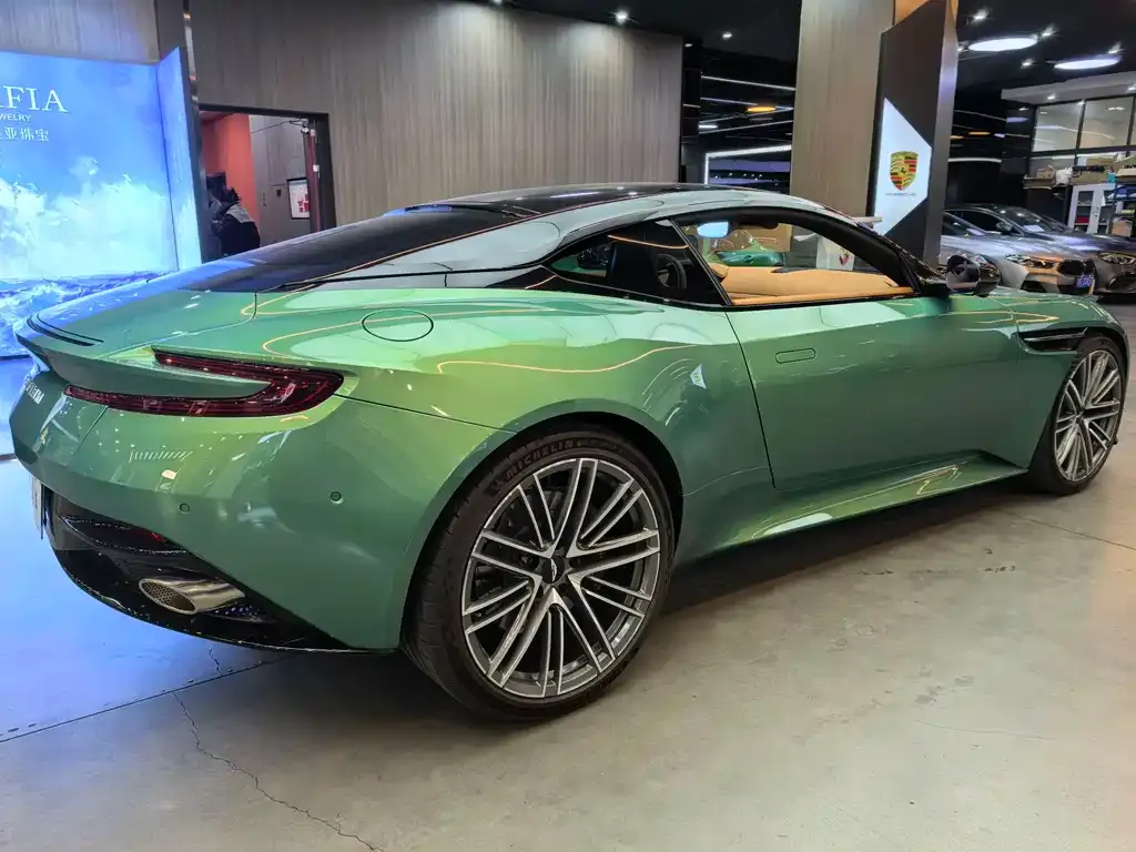 Aston Martin DB12 — фото 3