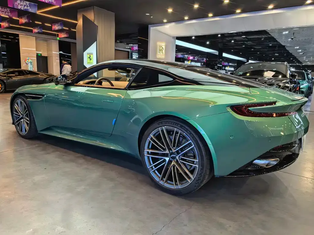 Aston Martin DB12 — фото 9