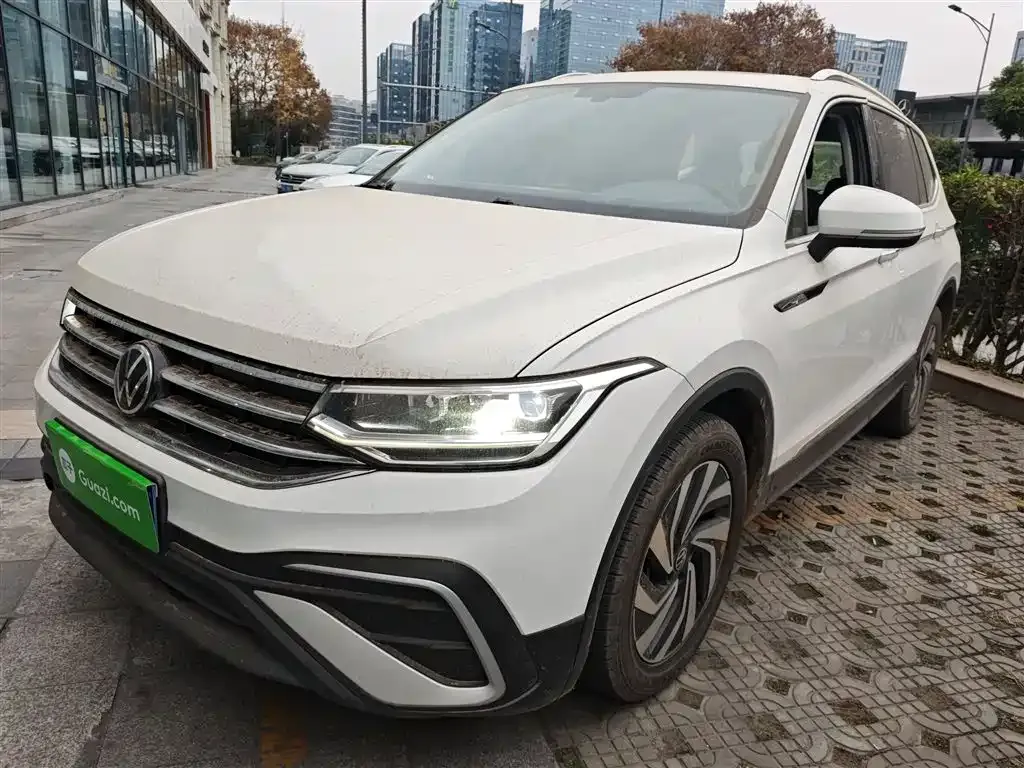 Volkswagen Tiguan L — фото 1