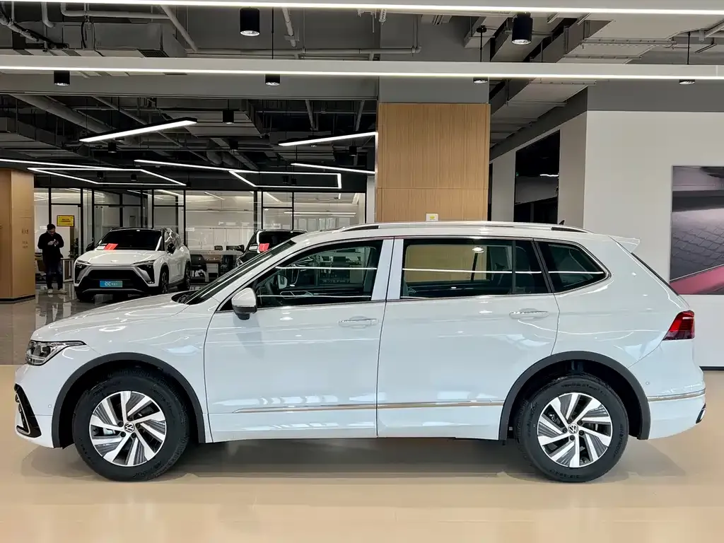 Volkswagen Tiguan L New Energy — фото 10