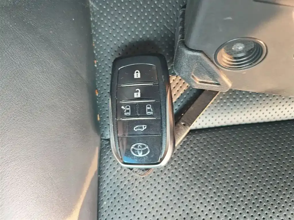 Toyota Vellfire — фото 6