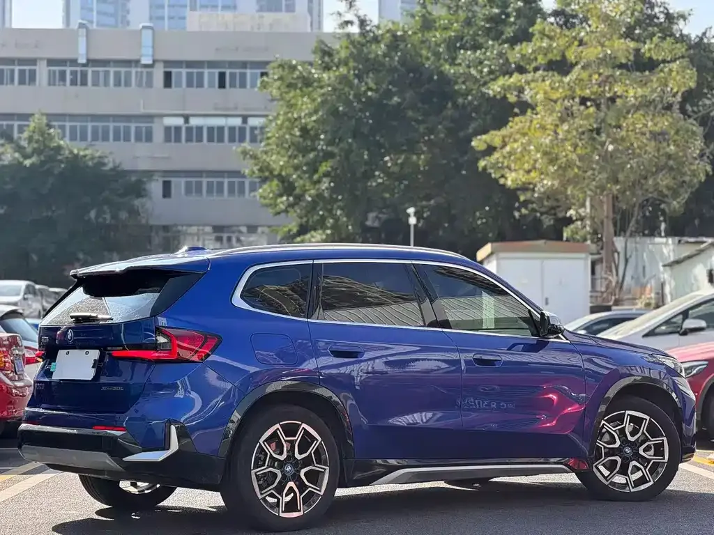 BMW iX1 — фото 9