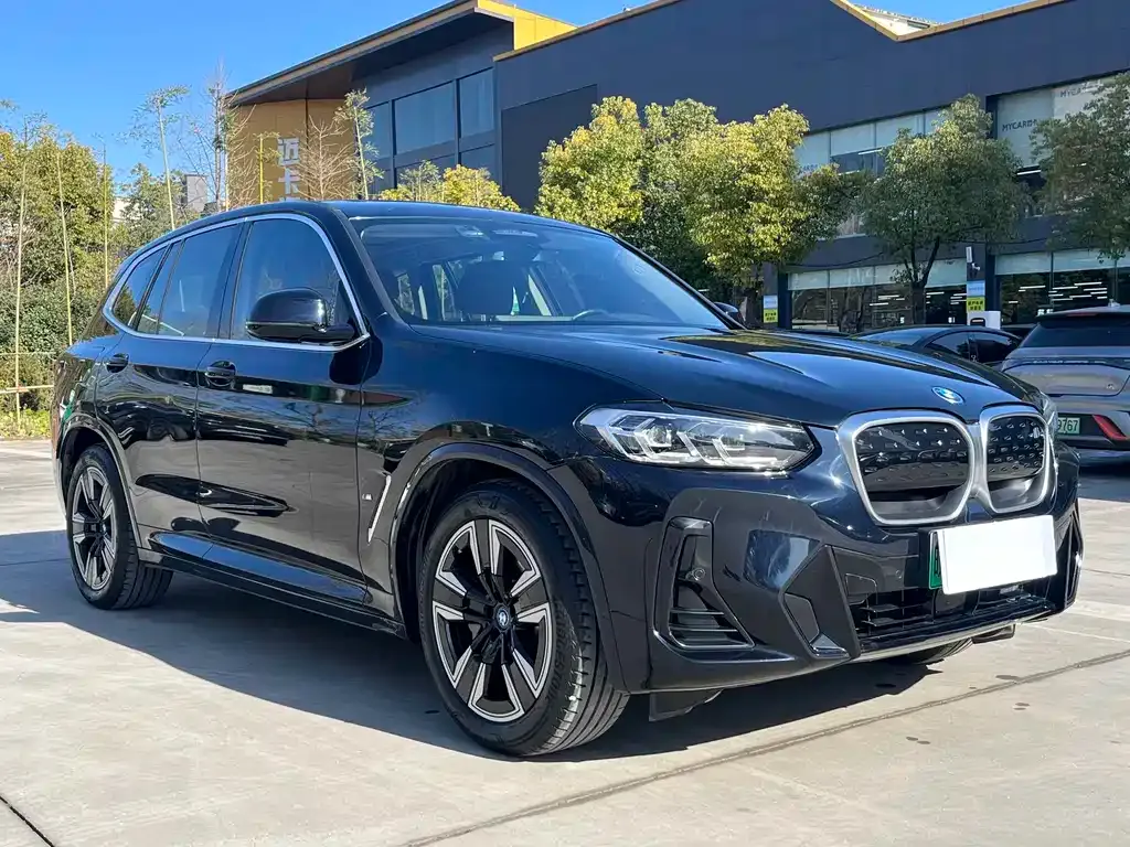 BMW iX3 — фото 8