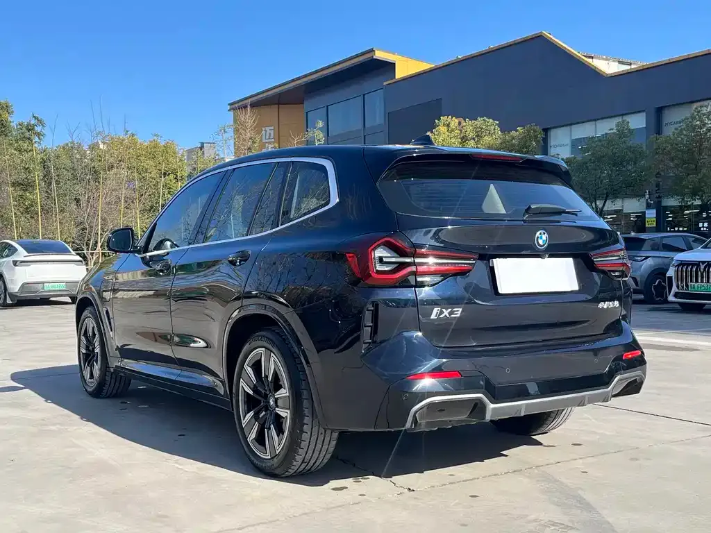 BMW iX3 — фото 10