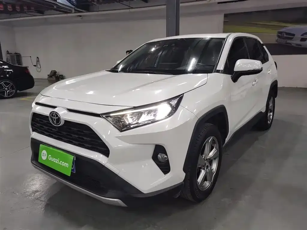Toyota RAV4 — фото 1