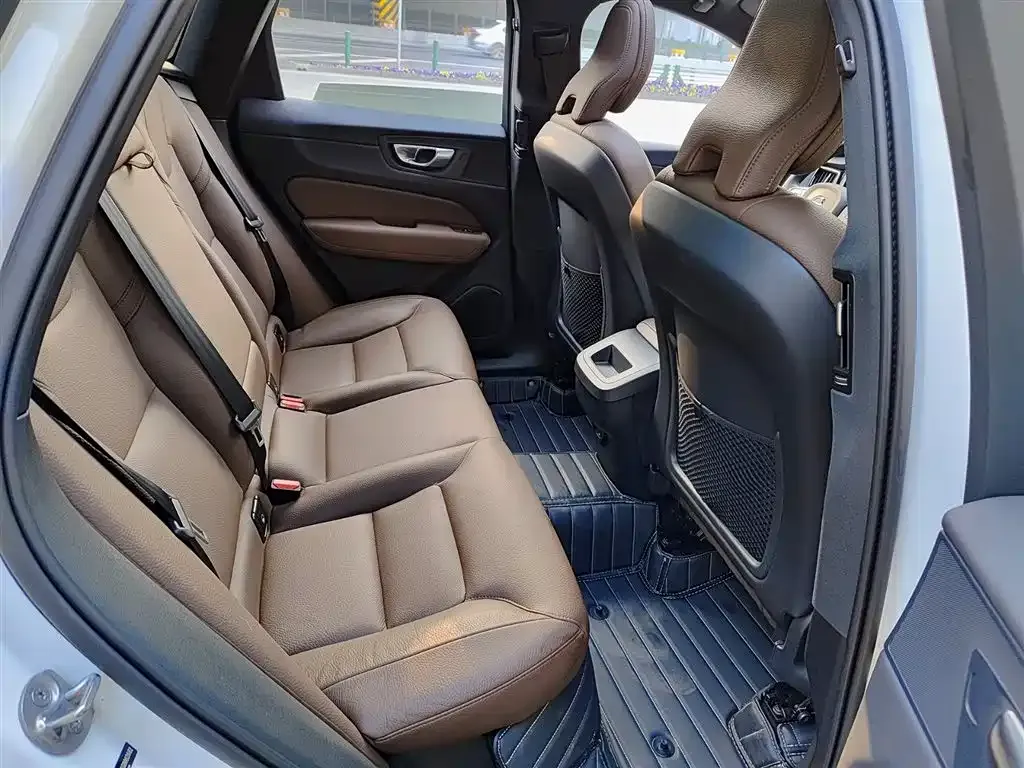 Volvo XC60 — фото 10