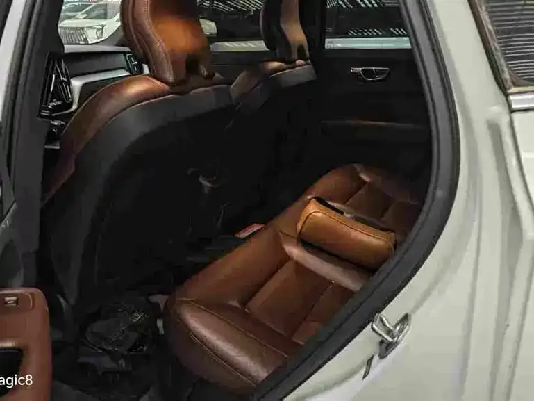 Volvo XC60 — фото 3