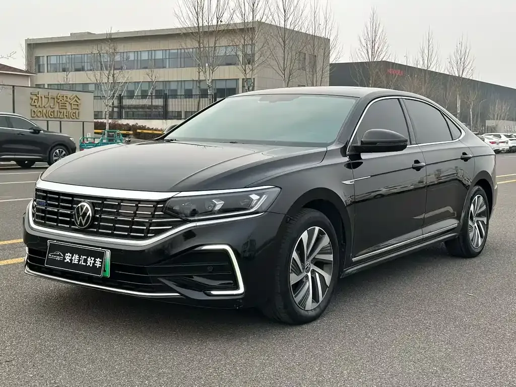 Volkswagen Passat New Energy — фото 1