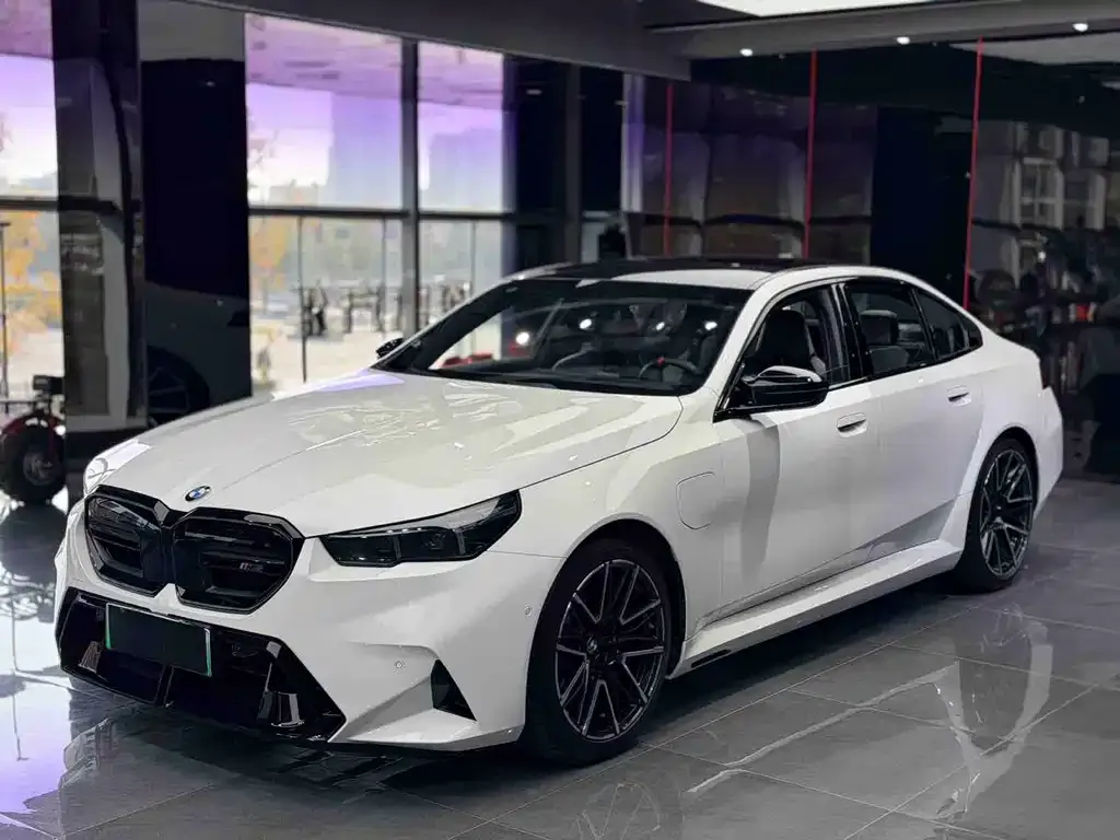 BMW M5 New Energy — фото 1