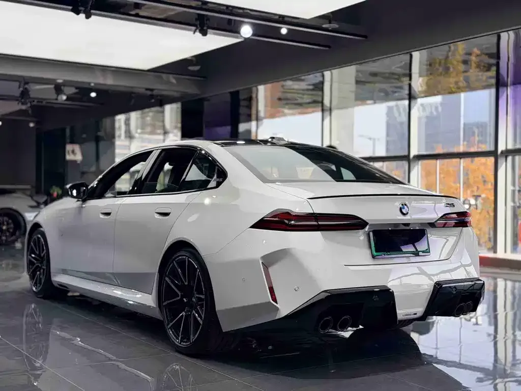 BMW M5 New Energy — фото 3