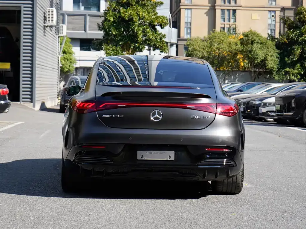 Mercedes-Benz EQE AMG — фото 9