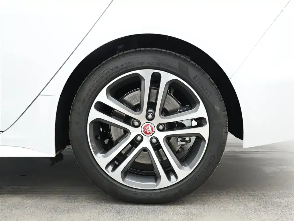 Jaguar XEL — фото 10