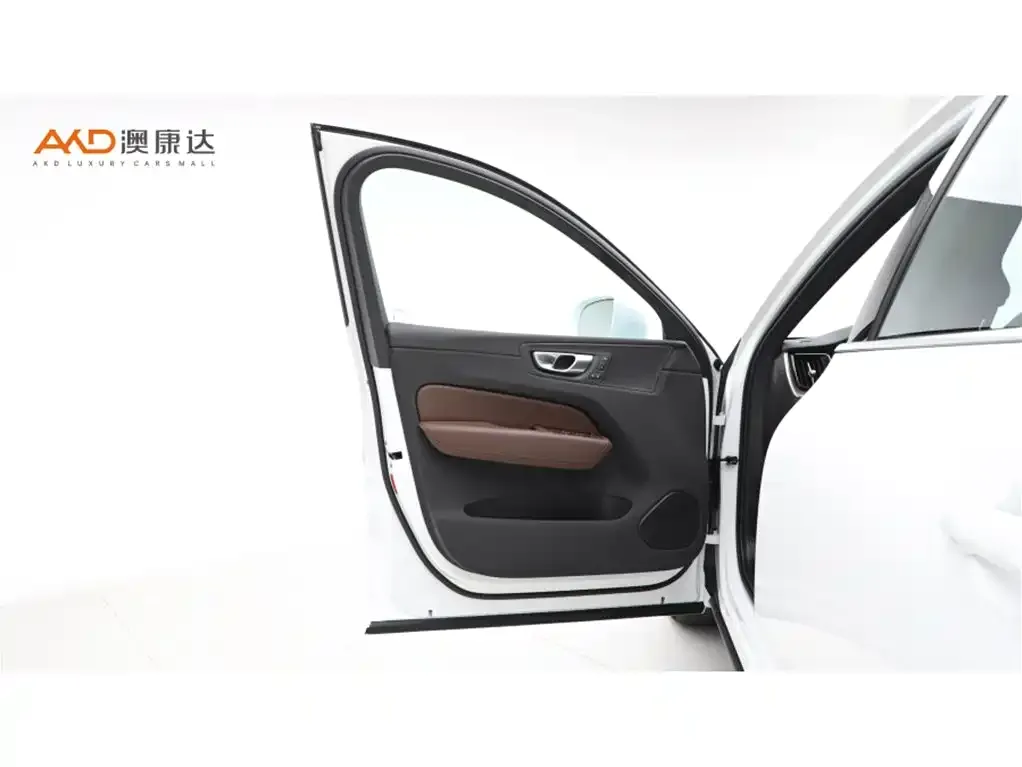 Volvo XC60 — фото 10