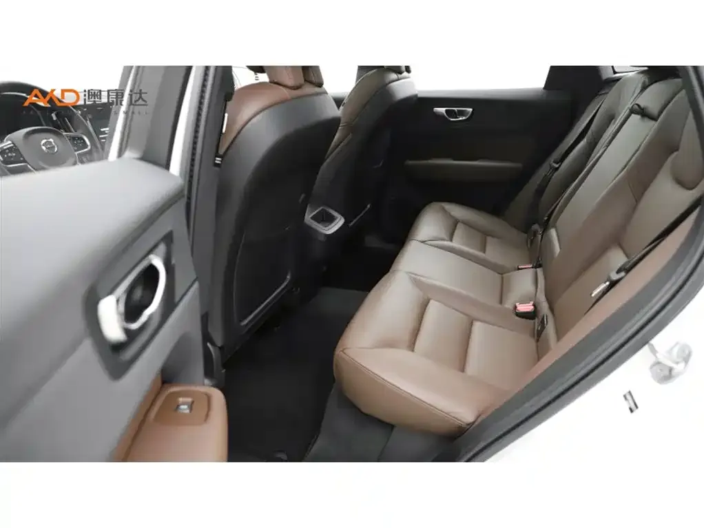 Volvo XC60 — фото 9