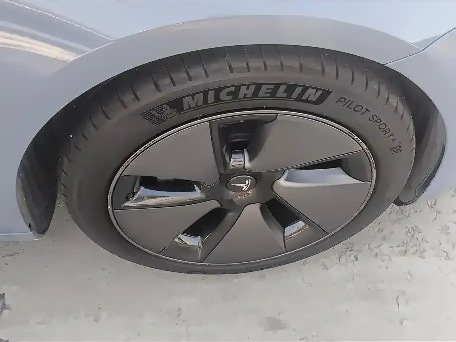 Tesla Model 3 — фото 6