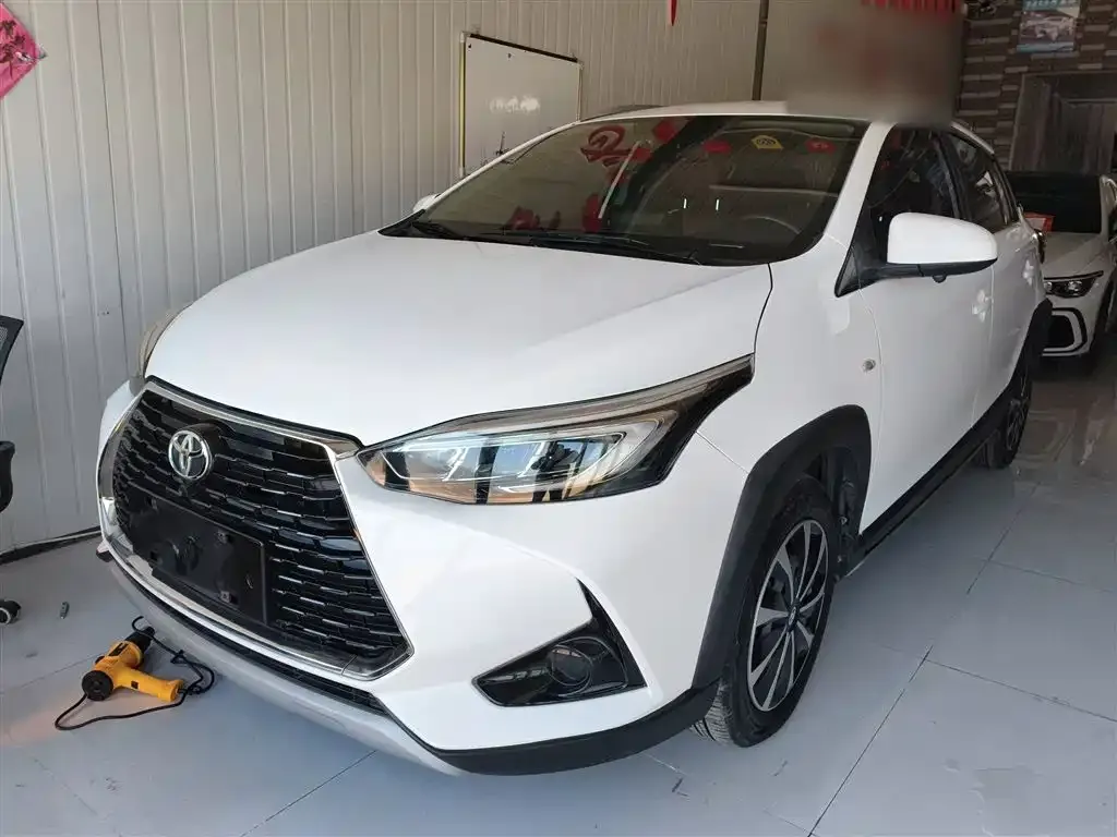 Toyota Yaris L — фото 1