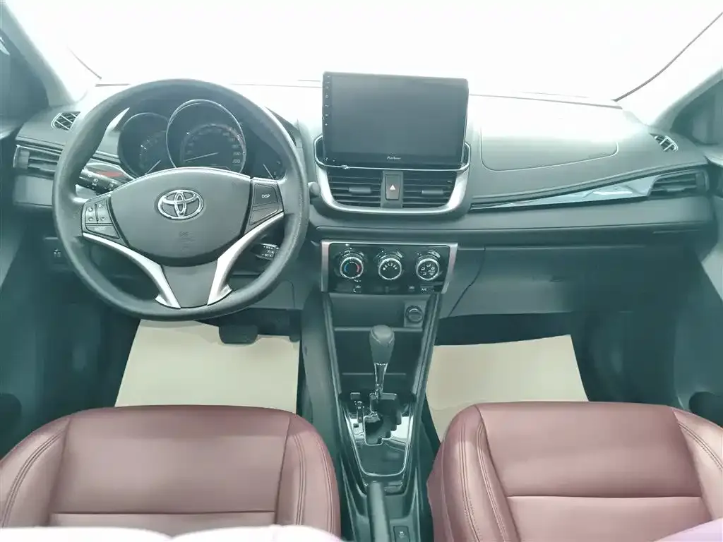 Toyota Yaris L — фото 2