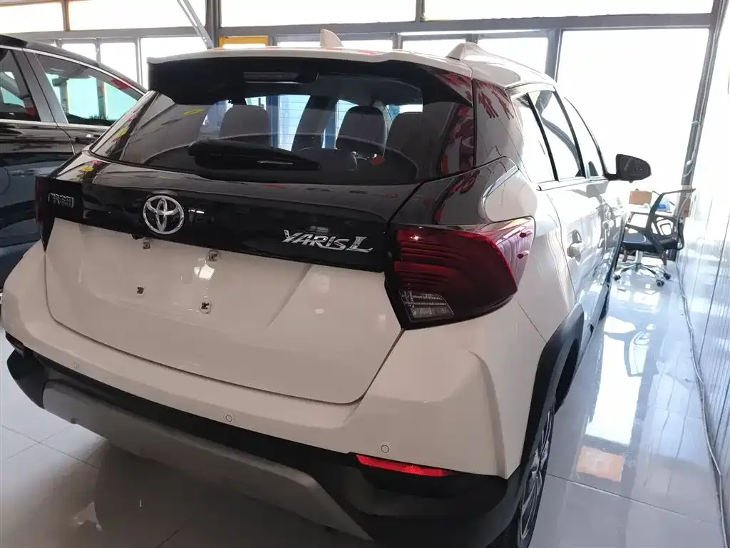 Toyota Yaris L — фото 10