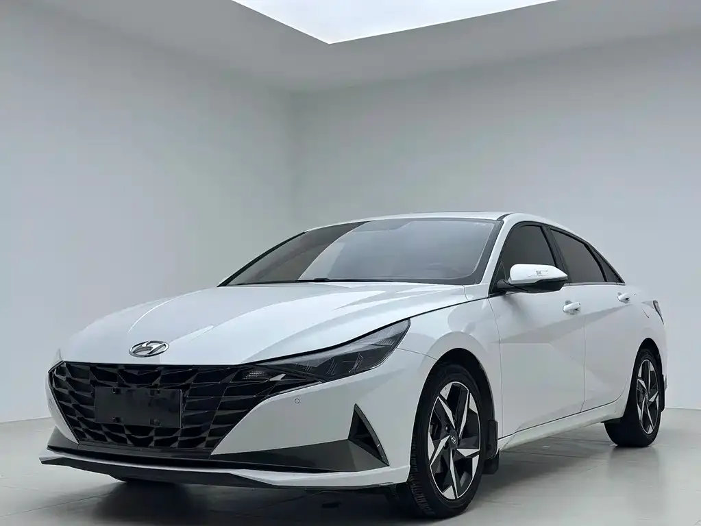 Hyundai Elantra — фото 1