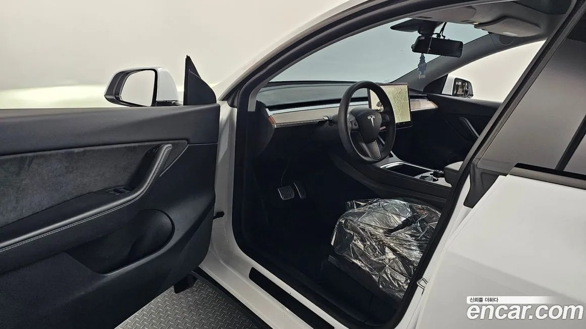 Tesla Model Y — фото 10