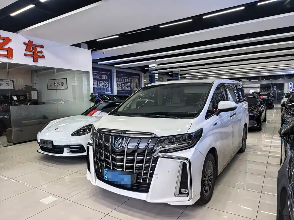 Toyota Alphard — фото 1