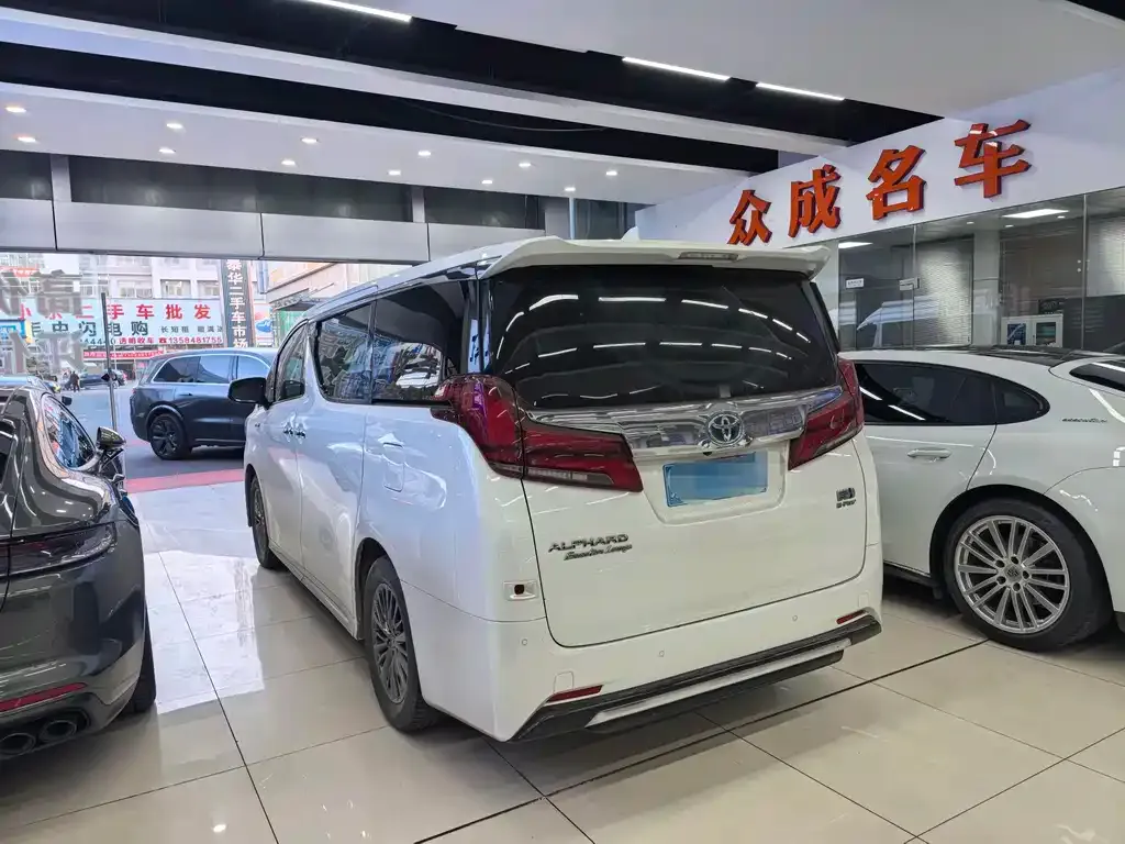 Toyota Alphard — фото 10