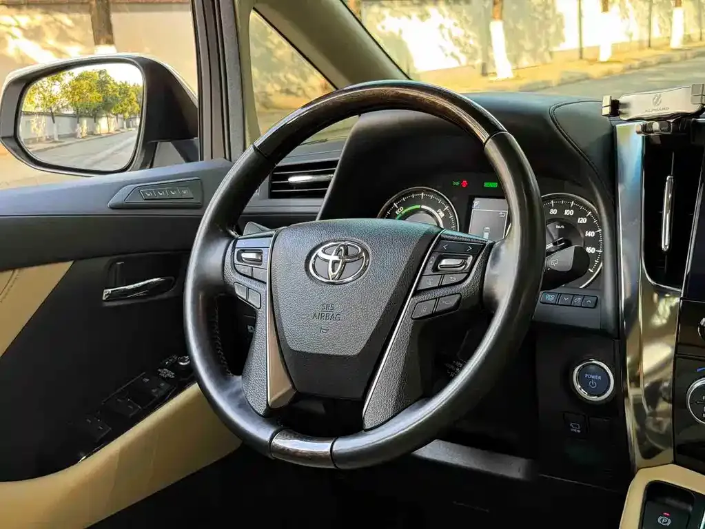 Toyota Alphard — фото 4