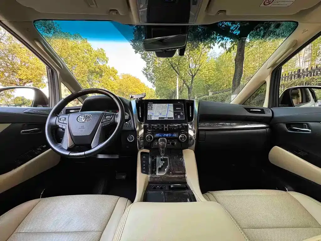 Toyota Alphard — фото 5