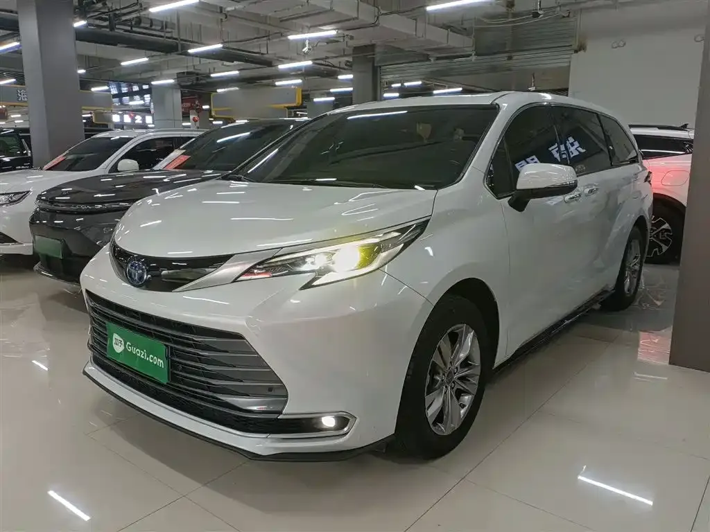 Toyota Sienna — фото 1