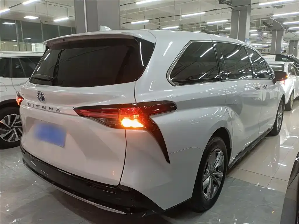 Toyota Sienna — фото 9